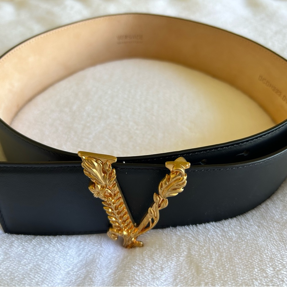 Versace woman’s belt in mint condition.